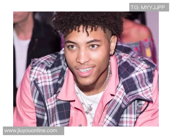 76人客战绿军登机照曝光恩比德微笑乌布雷粉色拖鞋引关注 76人客战绿军登机照曝光恩比德微笑乌布雷粉色拖鞋引关注